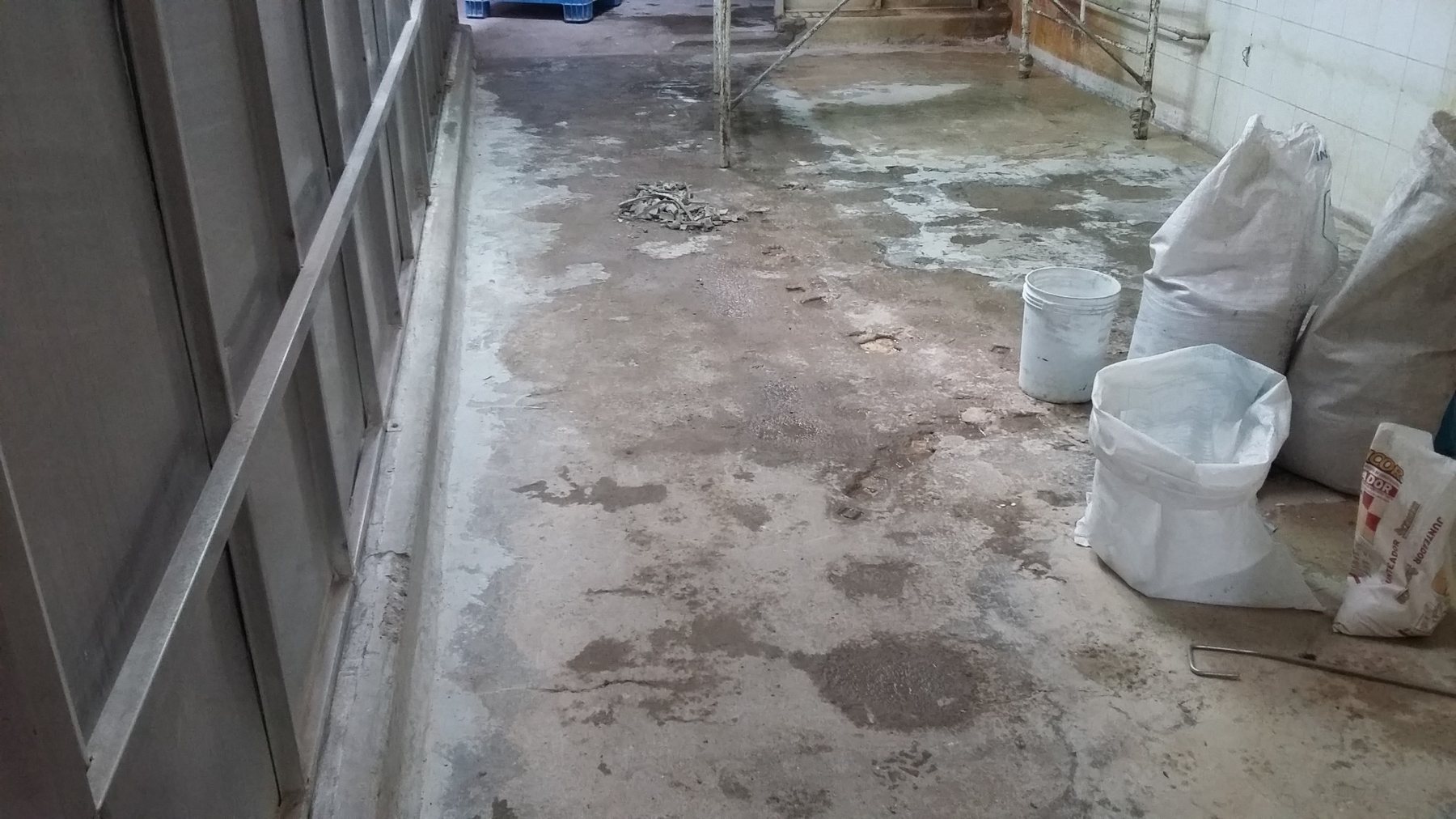 Piso deteriorado antes de intervención