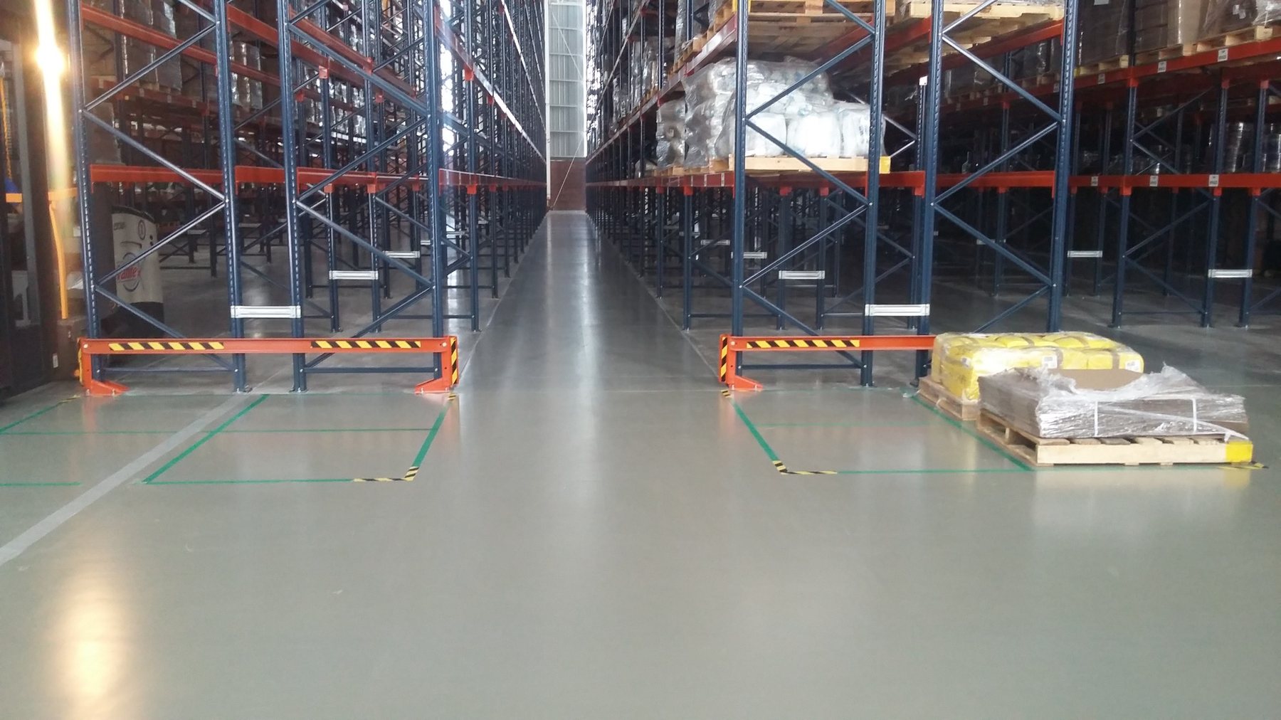 Piso industrial de alto desempeño en almacén con racks
