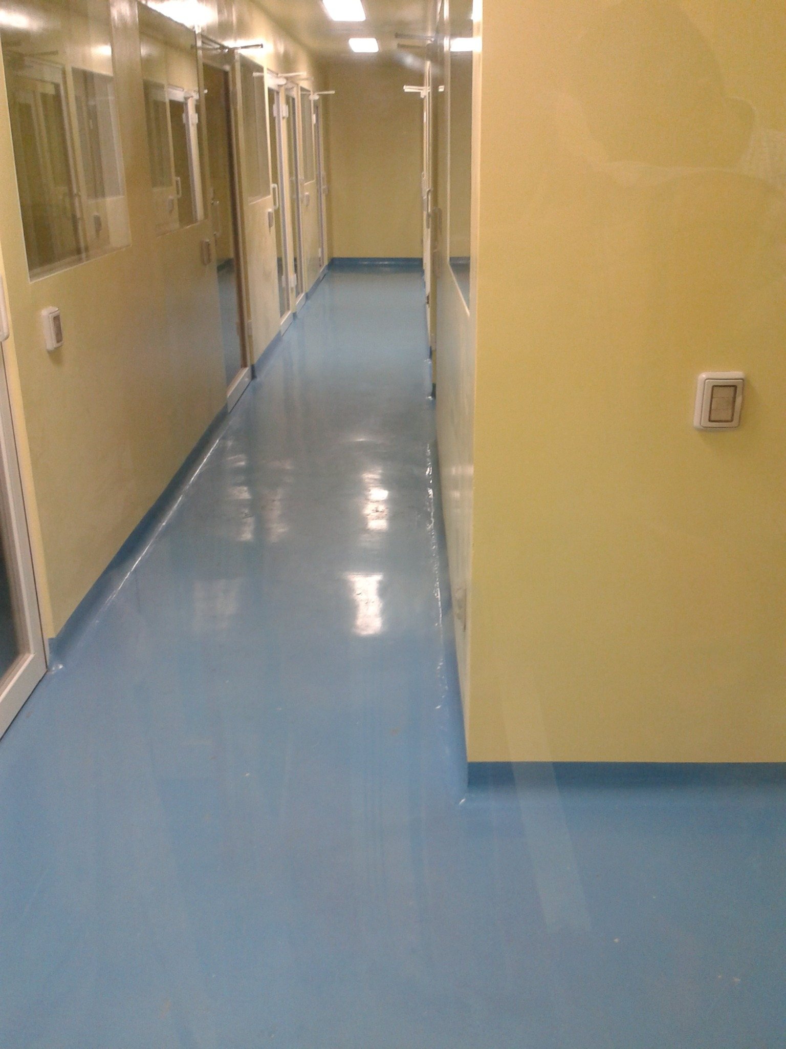 Piso sanitario en laboratorio