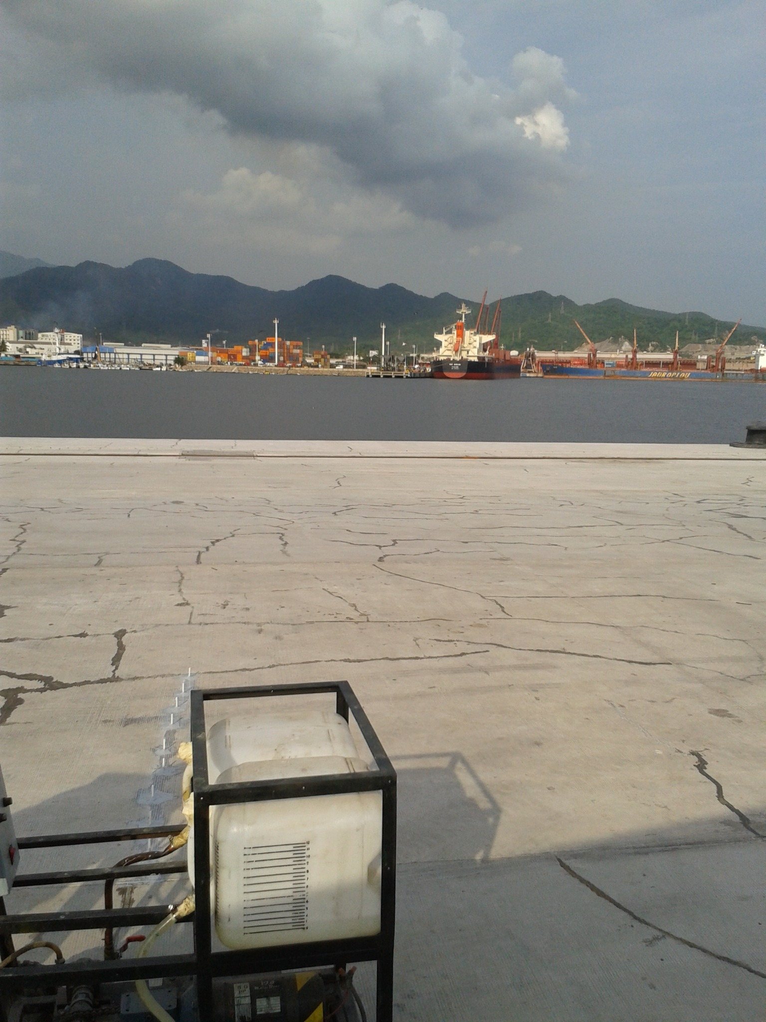 Plataforma industrial con grietas