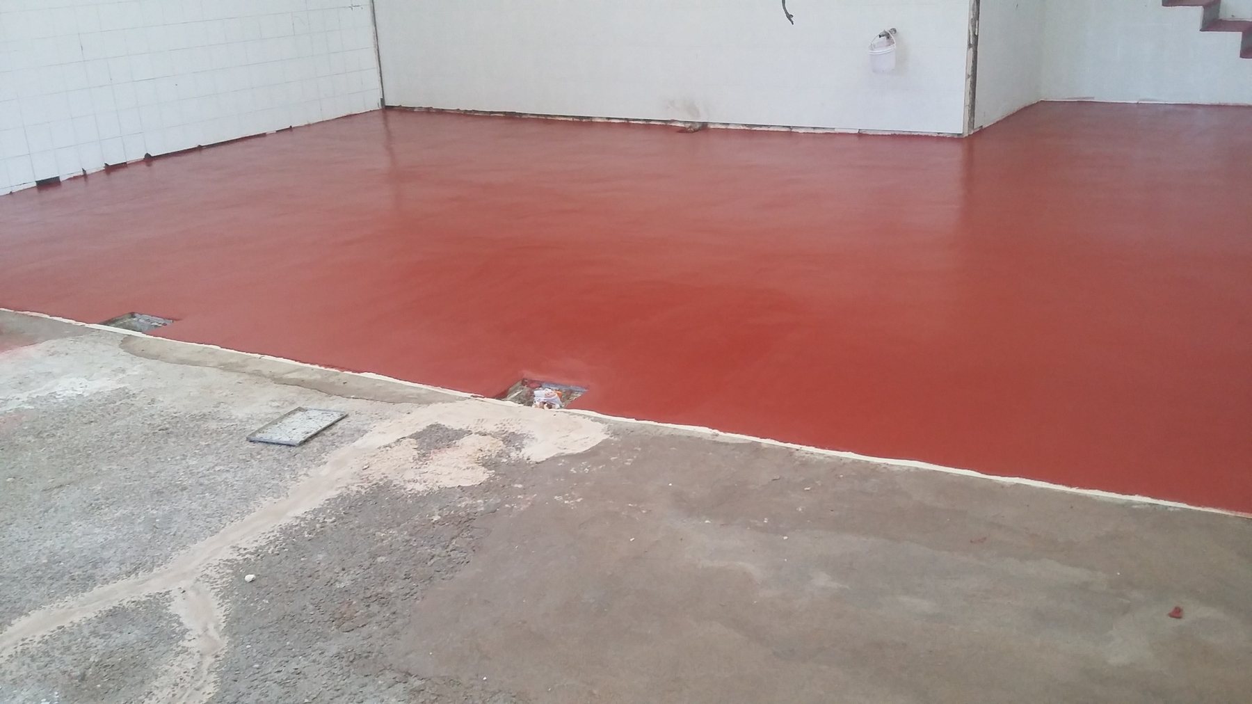 Piso Ucrete rojo en área industrial
